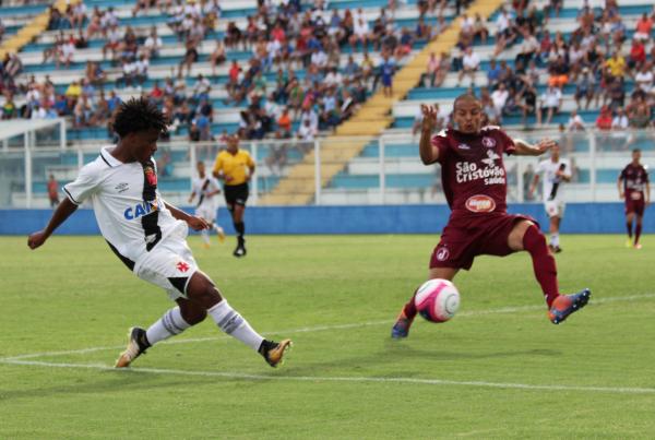 Robinho deu passe açucarado para o gol de Hugo Borges