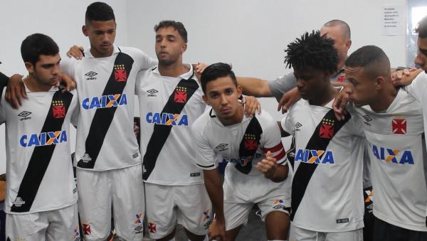 Rodrigo conversa com os companheiros antes do jogo