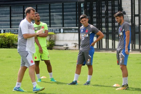 Zagueiro ao lado dos companheiros de base Andrey e João Pedro