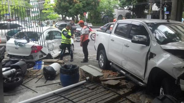 Acidente na sede náutica do Vasco afundou portão do edifício