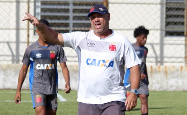Marcus Alexandre orienta atletas durante treinamento