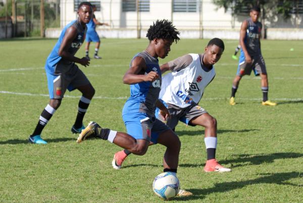 Robinho tenta superar a marcação de Cayo Tenório