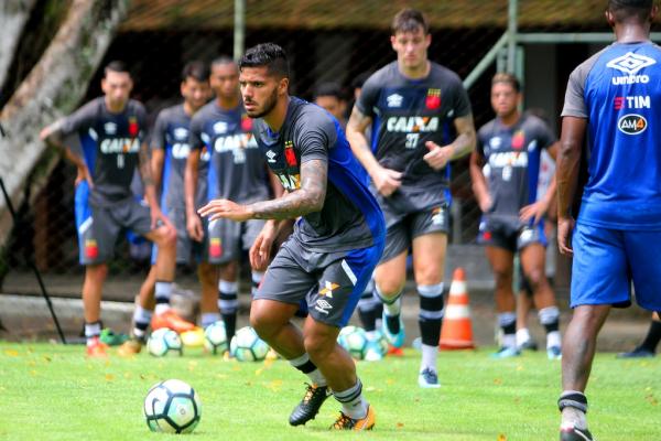 Henrique durante atividade no CT Vargem Grande