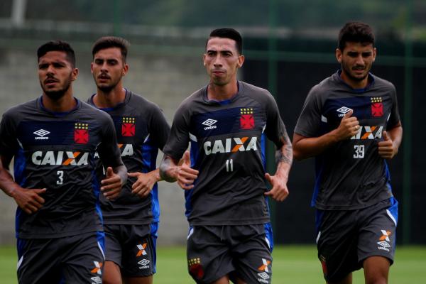 Lateral-esquerdo ao lado dos companheiros Bruno Cosendey, Rildo e Ricardo Graça