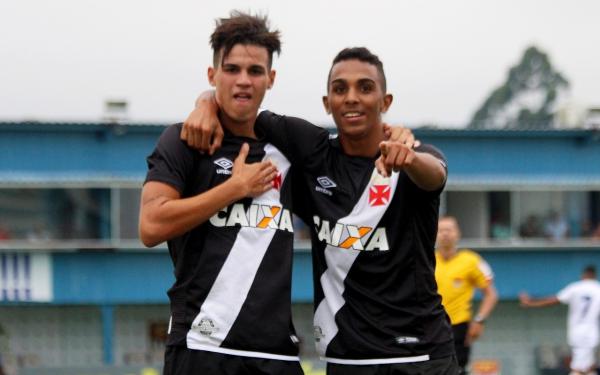 Matheus Moresche comemora gol ao lado de Rafael França