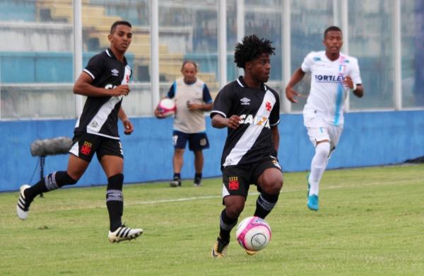 Robinho deu trabalho para a defesa adversária em Diadema