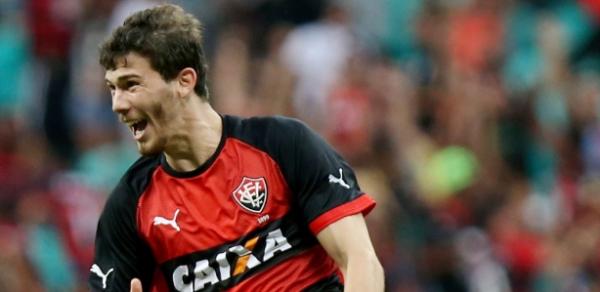 Zagueiro Luiz Gustavo comemora gol em seus tempos de Vitória