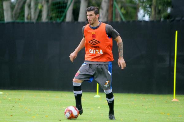 Luiz Gustavo durante o treinamento deste sábado