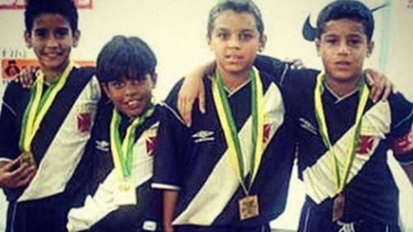 Philippe Coutinho é o 1º à direita, com a faixa de capitão