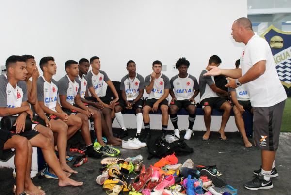 Marcus Alexandre conversa com atletas no vestiário