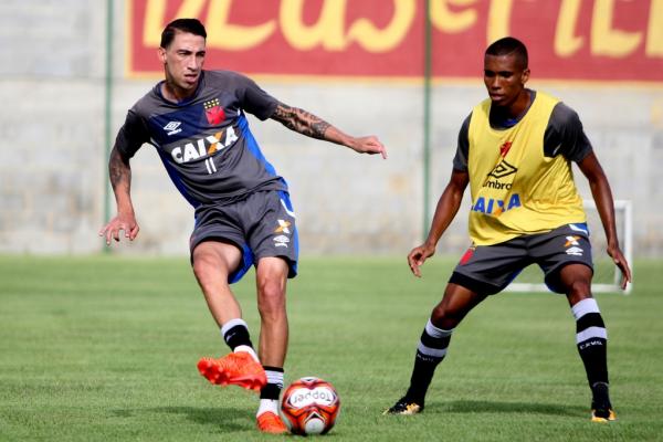 Rildo durante atividade com bola no CT Vargem Grande