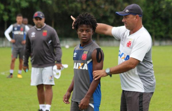 Marcus Alexandre orienta habilidoso Robinho