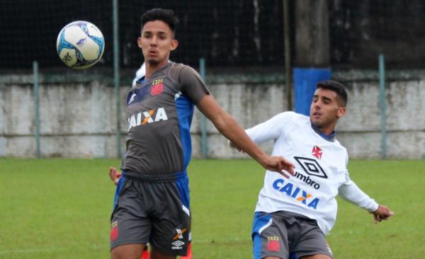 Rodrigo (esq) voltará a atuar como volante