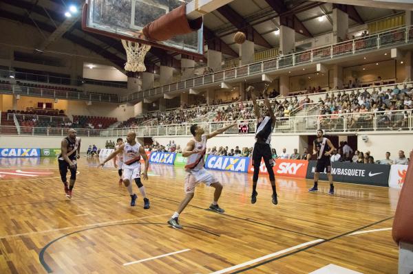 Hays tenta arremesso na vitória vascaína