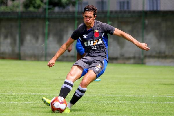 Mateus Vital aprimora a pontaria durante a pré-temporada