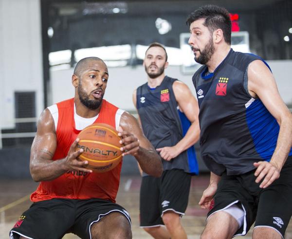 Gustavo marcado por Giovannoni no treino; os dois foram cestinhas contra o Joinville