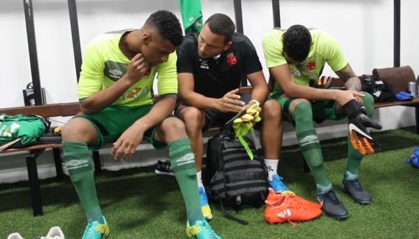 Alexander (esq) conversa com o treinador de goleiros Rodrigo