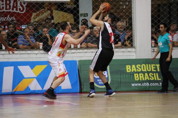 Giovannoni tenta arremesso; camisa 12 foi o cestinha do Vasco