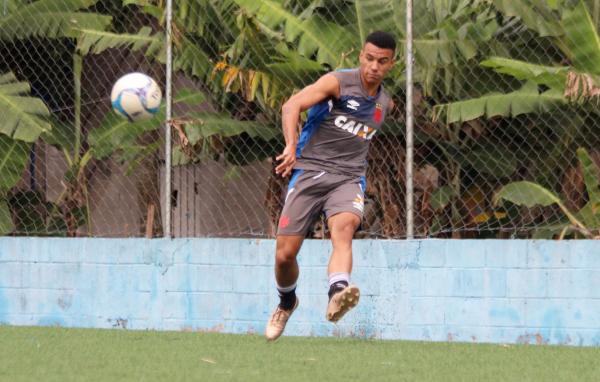Rodrigo Coutinho suando a camisa durante atividade