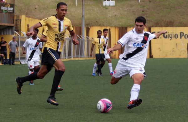  Dudu em ação diante do São Bernardo