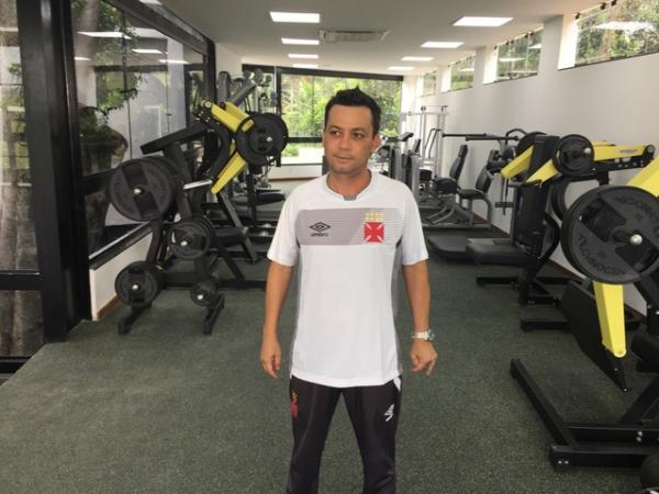 Alex Evangelista com aparelhos transferidos de São Januário para CT Vargem Grande