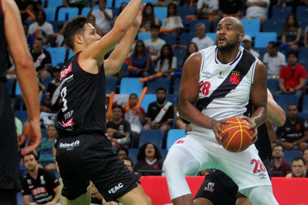 Lucas Mariano luta pela bola