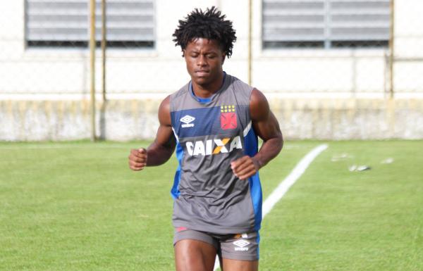 Robinho suando a camisa no treino deste sábado