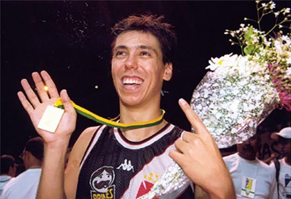 Helinho em ação pelo Vasco: ídolo de ambos os clubes