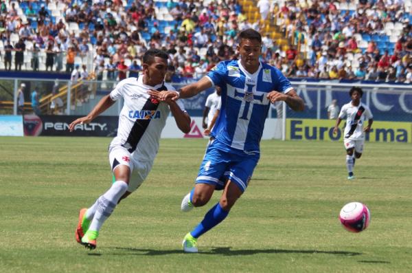 Rafael França em ação diante do Água Santa