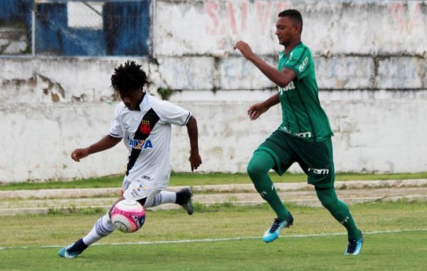 Robinho criou boas oportunidades e levou perigo para a defesa adversária