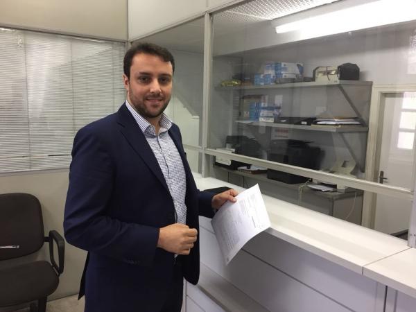 Julio Brant, um dos administradores do Vasco, protocola documento em São Januário