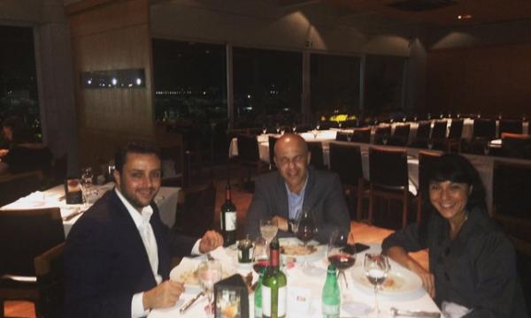 Julio Brant ao lado de Rafael Meneses e Janaína Faria