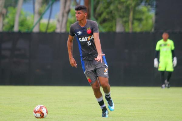 Leonan em açãona pré-temporadada vascaína