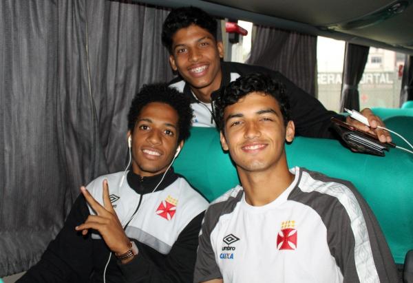 Miranda e Leonan ao lado do companheiro Laranjeira em viagem pela Copa do Brasil sub-17