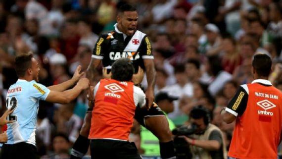 Jhon Cley comemora gol contra o Fluminense