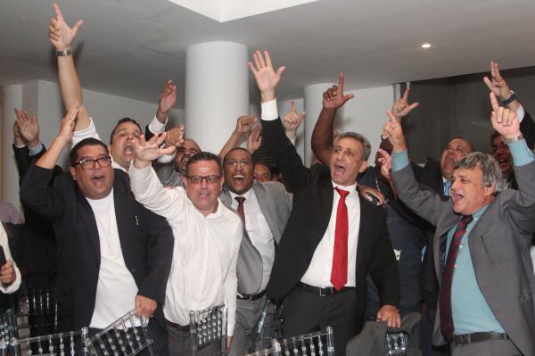 Campello, de gravata vermelha, comemora após vencer eleição para presidente do Vasco