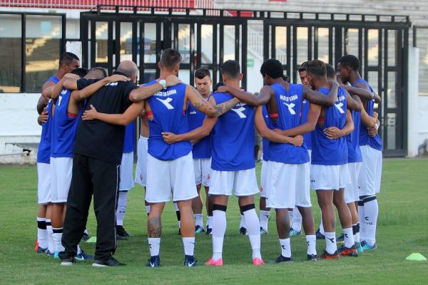 Equipe reunida antes da estreia no Estadual, diante do Bangu, na última quinta-feira (18/01)
