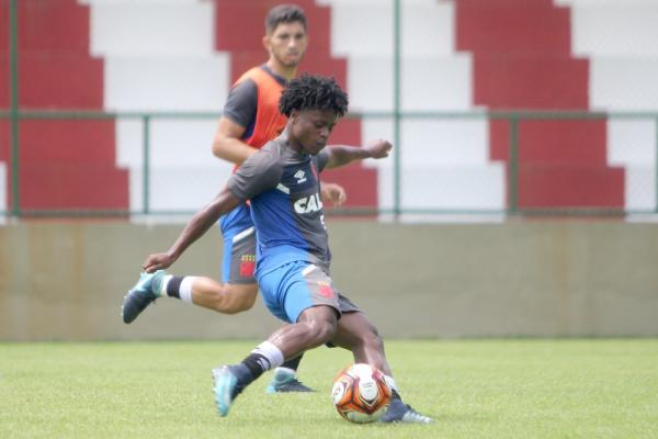 Robinho durante treino do Vasco nesta segunda-feira