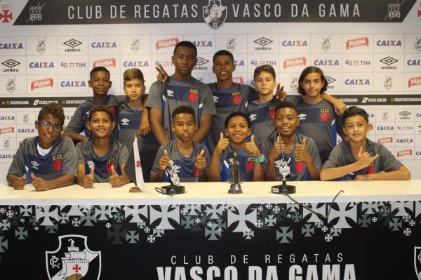 Atletas do Promove Kids durante atividade na sala de imprensa do clube