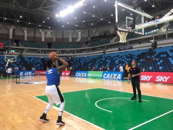 David Jackson se aquece na Arena Carioca 1