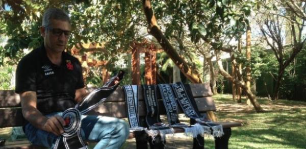 Alexandre Campello com faixas de diversos títulos que conquistou pelo Vasco