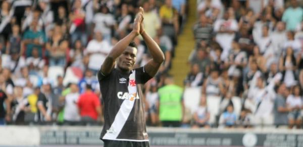 Zagueiro Paulão acena para a torcida do Vasco em São Januário