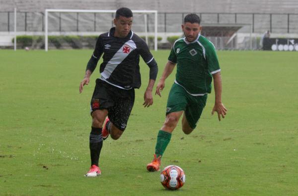 Rodrigo Coutinho puxa jogada de ataque do Gigante da Colina