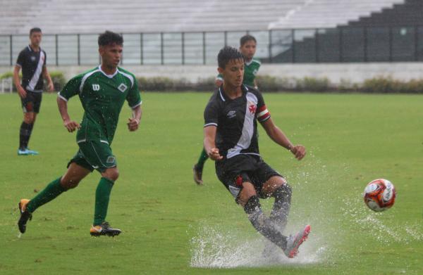 Capitão Rodrigo faz lançamento na etapa inicial