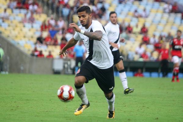 Henrique em ação no Clássico dos Milhões