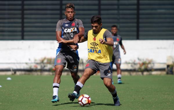 Evander e Andrey disputam a bola no treino