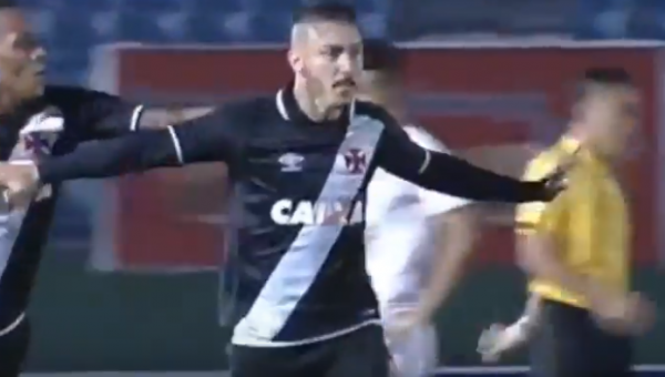Nathan comemora seu gol, o 1º do Vasco