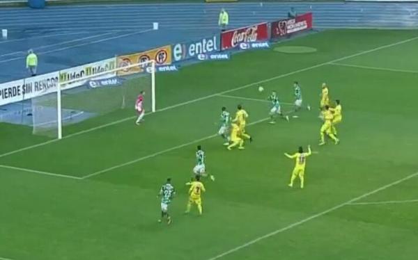 Falhas na bola aérea defensiva são constantes na U. de Concepción