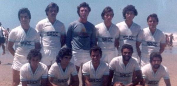 Drummond, agachado, da direita para a esquerda: atacante na praia