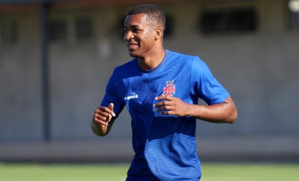 Erazo em treino do Vasco no Chile